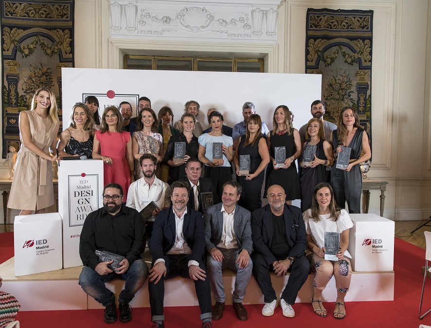 Foto de grupo de los premiados IEDesignAwards 2017 con Laura Sanchez IED MADRID
