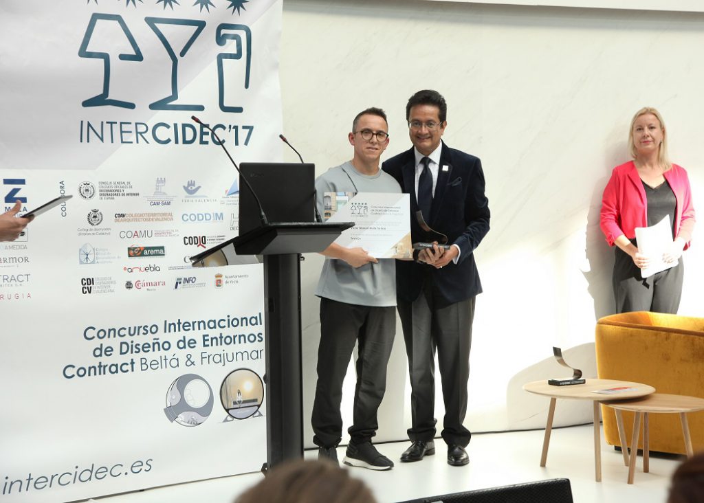 Concurso de diseño Intercidec'17-Trivision- 1º Premio Estudiante concurso de diseño intercidec 17. Entrega Juan Bernardo Dolores, Presidente CIDI