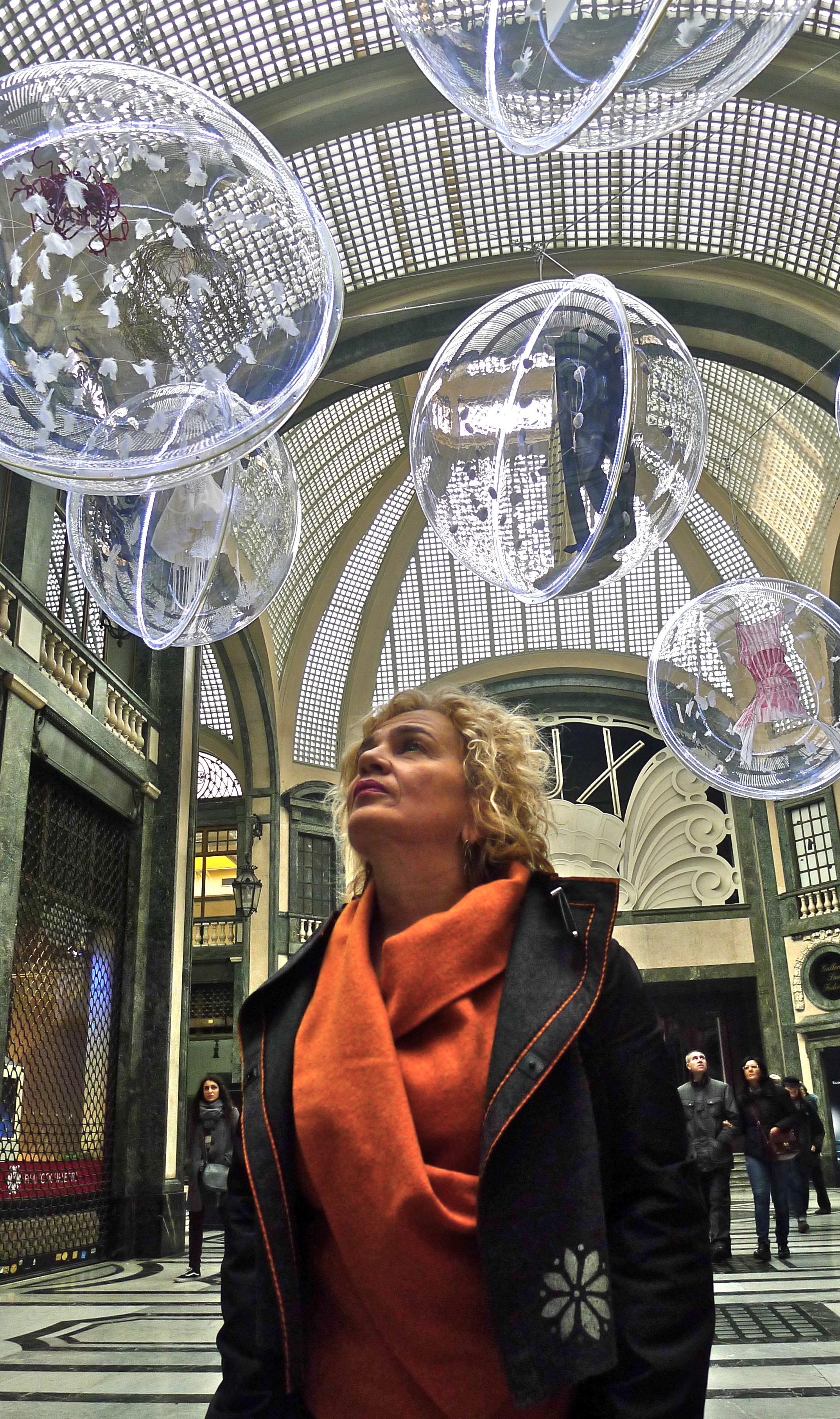 Instalación con bolas gigantes de plexiglas Marisa Coppiano Torino