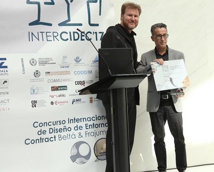 concurso de diseño intercidec 17 ganador primer premio Jesús Torné entrega Diego Gronda jpg