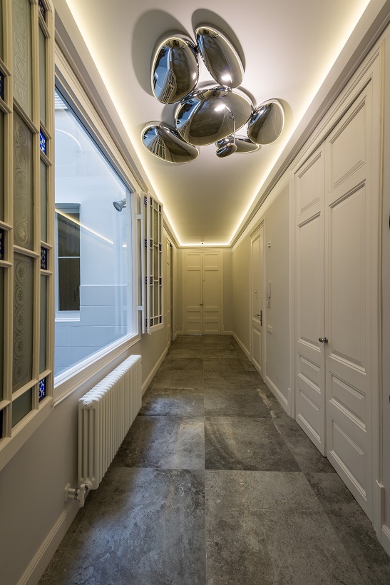 piso Ensanche Barcelona diseño de SINCRO. pasillo. diseño puertas lacadas lampara skydro de Artemide