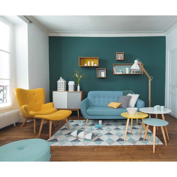 Como elegir un sofa. Modelo retro en color azul y sillon amarillo