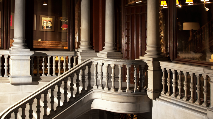 Escalera principal de marmol de  Vincon Barcelona,  una tienda con historia. 