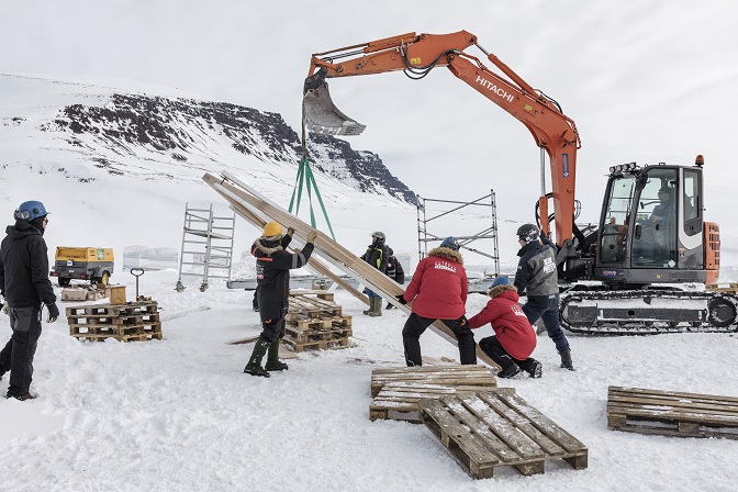 Grúas transportando material ARISTON COMFORT CHALLENGE. Un reto a la Naturaleza. Vivienda modular en el Artico