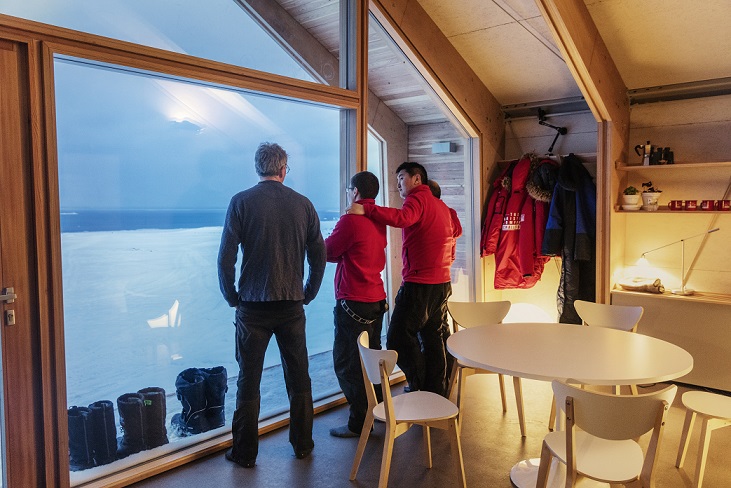 Los tres instaladores de Ariston dentro de la Ariston Comfort Zone junto al profesor Morten Rasch, jefe del equipo de investigación de la Universidad de Copenhague