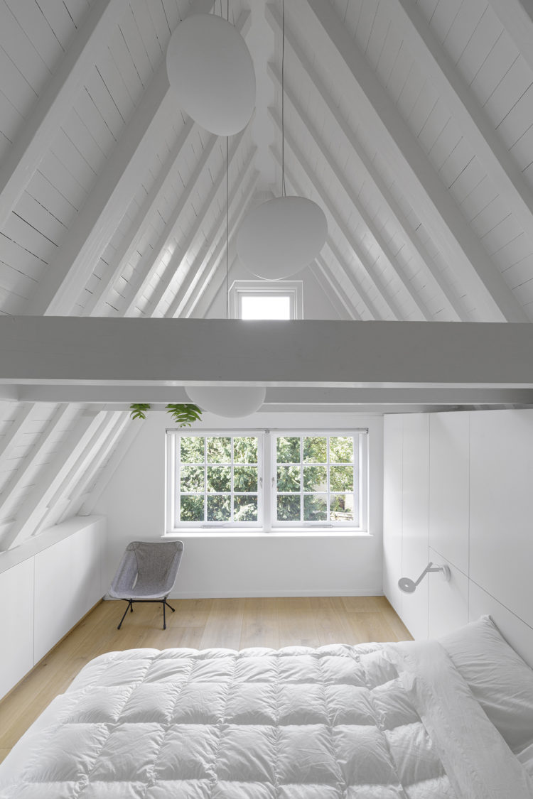 canal house amsterdam studio i29. Diseño de interiores estilo nórdico. Dormitorio abuhardillado