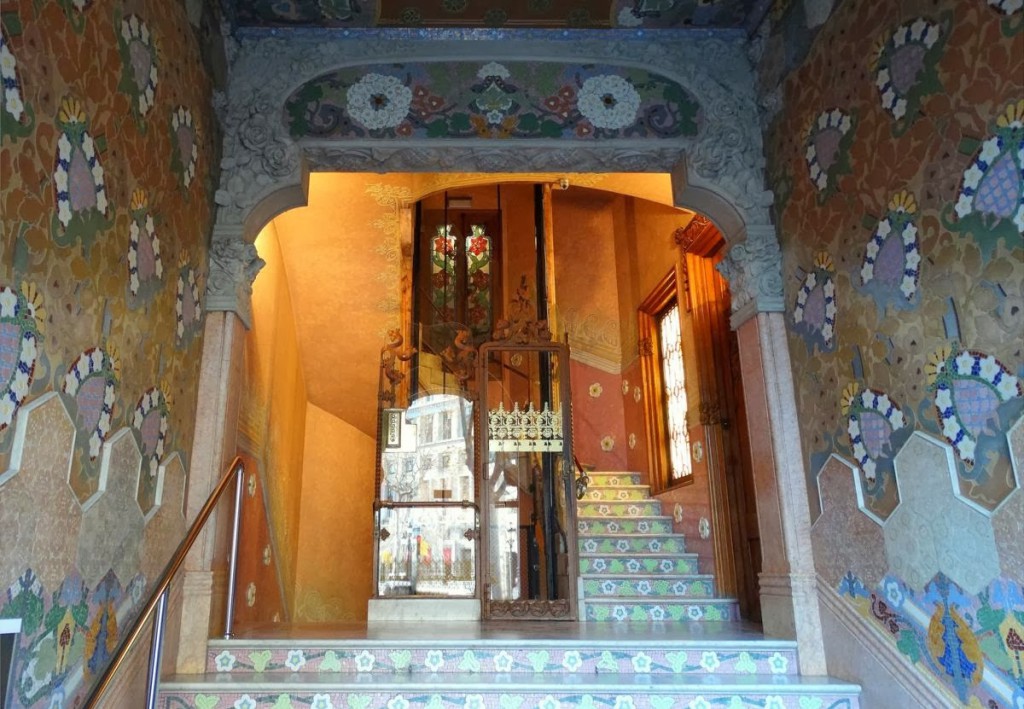 Vestíbulo del edificio con los impresionantes mosaicos.