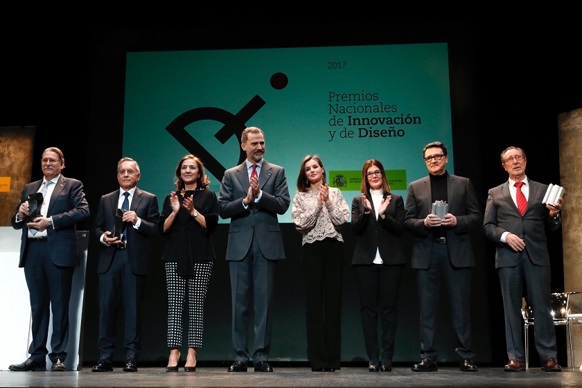 Don Felipe y Doña Letizia en los Premios Nacionales de Diseño e Innovación junto a los premiados 