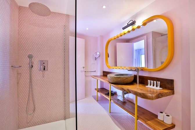 Paradiso Ibiza Art Hotel Diseño ilmiodesign.baño gresite rosa vitrogres