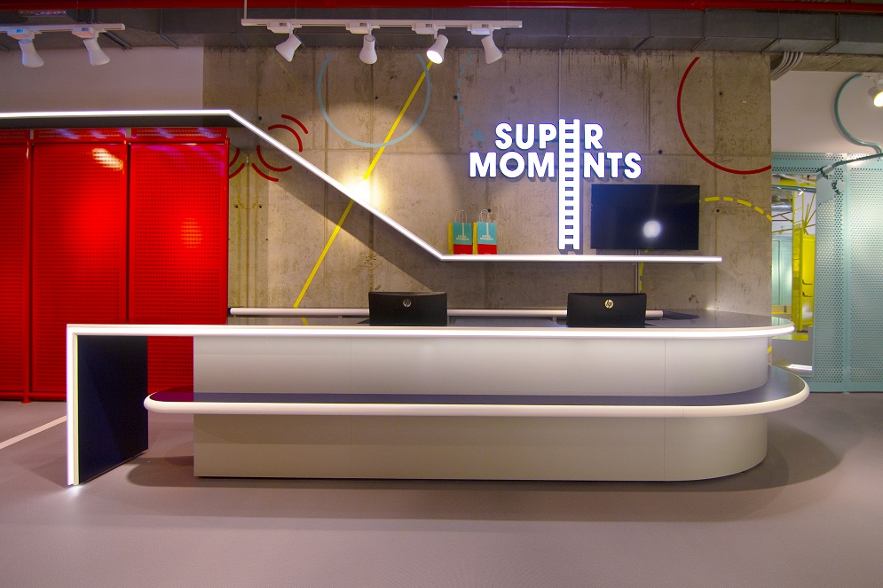 supermoments nuevo concepto retail tienda infantil diseno de culdesac mostrador venta Centro comercial Aqua Valencia